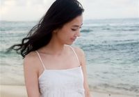 Хуан Шэнъи в белом платье у моря