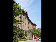 Красное здание расположено на проспекте Усы Дацзе в доме №29. 4-этажное здание было построено в августе 1918 г. Оно является частью бывшего местонахождения Пекинского университета и важным местом патриотических мероприятий в период движения «4 мая» (1919).  
