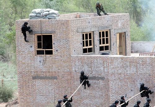 В Синьцзяне на северо-западе Китая прошли антитеррористические учения 'Тяньшань-2 (2011)'3