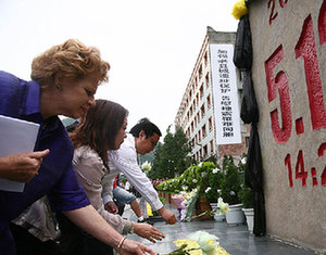 Послы в Китае почтили память погибших в результате мощного землетрясения в провинции Сычуань 4