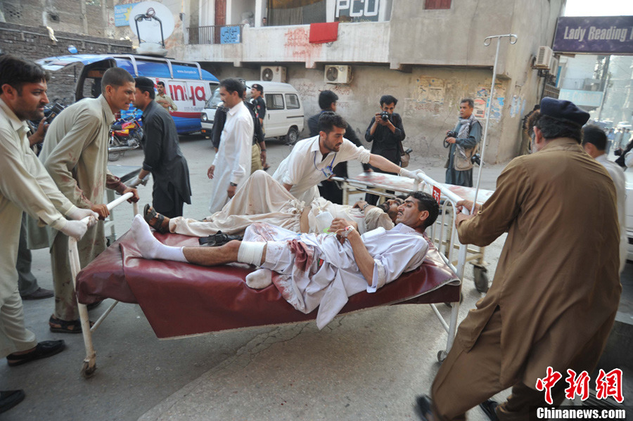 На северо-западе Пакистана более 70 человек погибли в результате взрывов