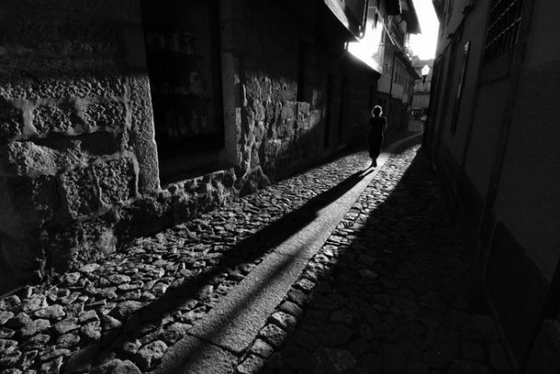 Черно-белые фотографии улиц, снятые фотографом Руи Рала6