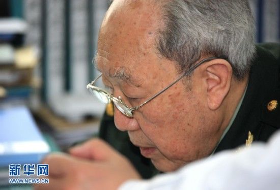 Фоторассказ: Одинь день из жизни 89-летнего военного врача У Мэнчао