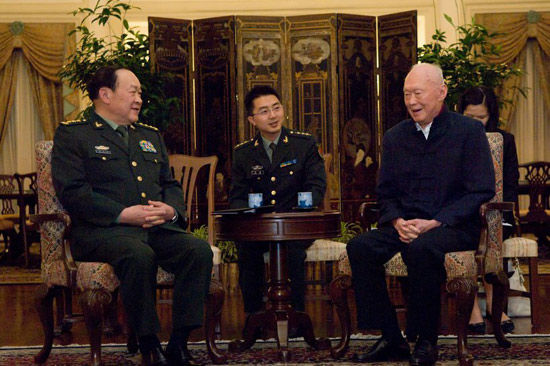 Старший министр в канцелярии премьер-министра Сингапура Ли Куан Ю встретился с Лян Гуанле