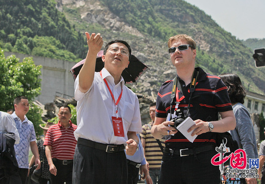 На фото: вице-президент Китайского информационного Интернет-центра Ван Сяохуэй знакомит иностранных специалистов с ситуацией.