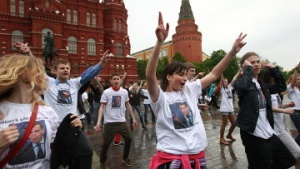 В центрне Москвы прошел флеш-моб «Повтори танец Медведева»