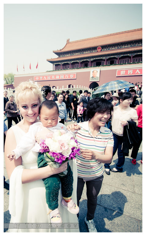 Русская свадьба в центре Пекина собрала толпу