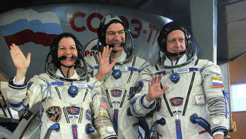 Улетающий на Землю экипаж 'Союза' провел космическую фотосессию МКС