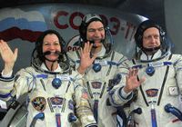Улетающий на Землю экипаж 'Союза' провел космическую фотосессию МКС