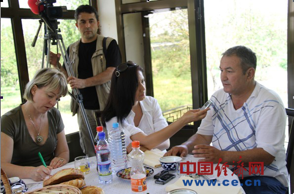 Узбек, специализирующийся на выращивании роз, рассчитывает на сотрудничество с китайскими партнерами 1 Узбек, специализирующийся на выращивании роз, рассчитывает на сотрудничество с китайскими партнерами 1