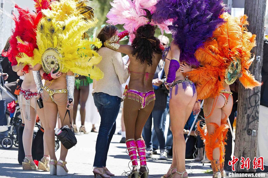Сексуальные девушки на ежегодном карнавале в г. Сан-Франциско США1