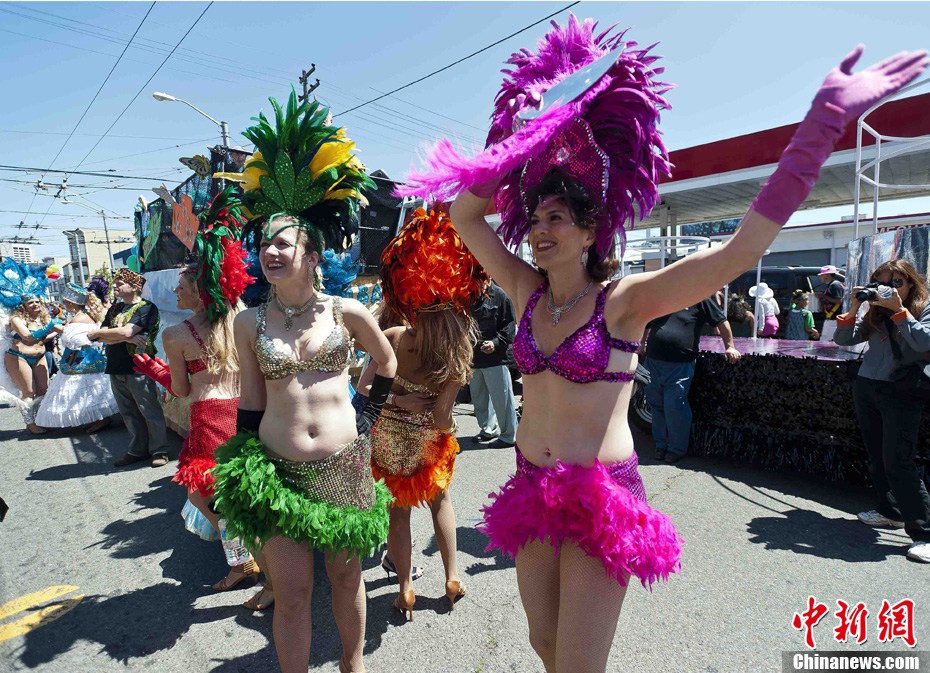 Сексуальные девушки на ежегодном карнавале в г. Сан-Франциско США6