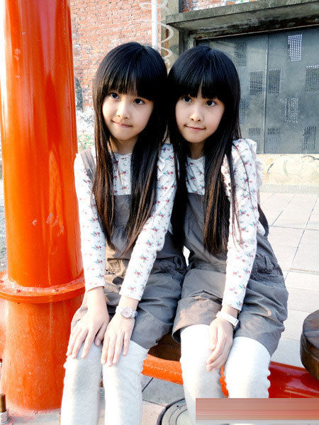 Симпатичные тайваньские сестры-близнецы Сэнди и Мэнди
