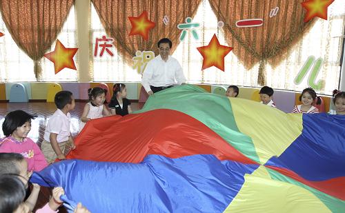 Ху Цзиньтао поздравил всех детей Китая с Международным днем защиты детей 