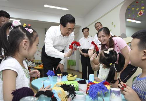 Ху Цзиньтао поздравил всех детей Китая с Международным днем защиты детей 