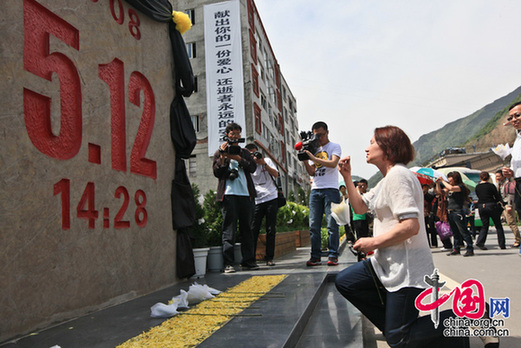 На фото: специалист русскоязычного журнала «Китай» Людмила возлагает цветы у памятника.