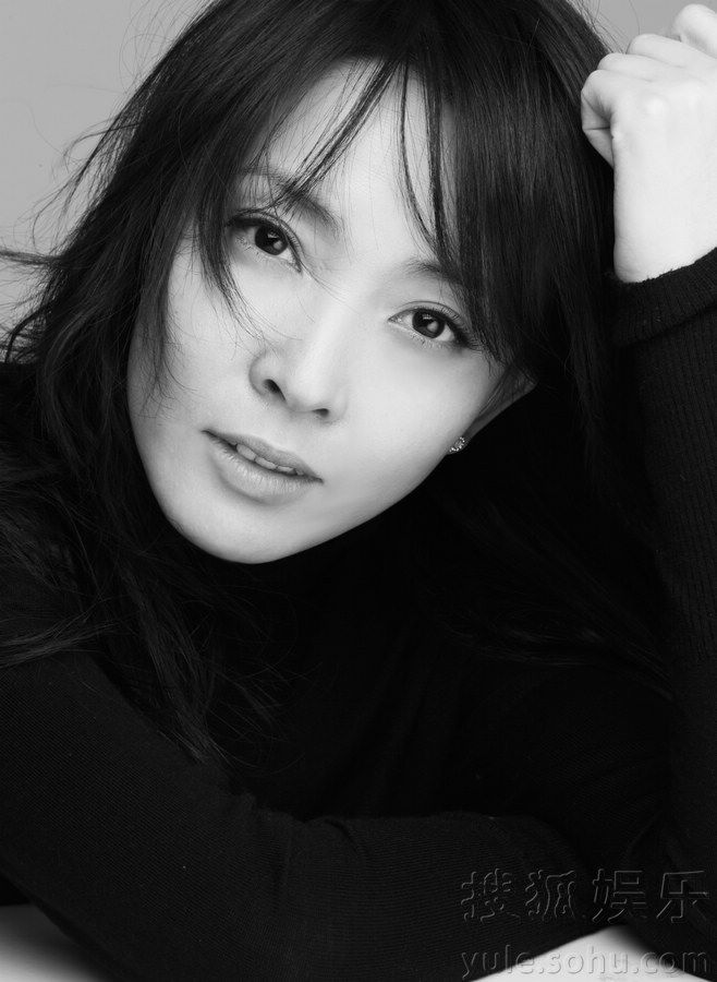 Актриса Лю Вэйвэй в черно-белых снимках