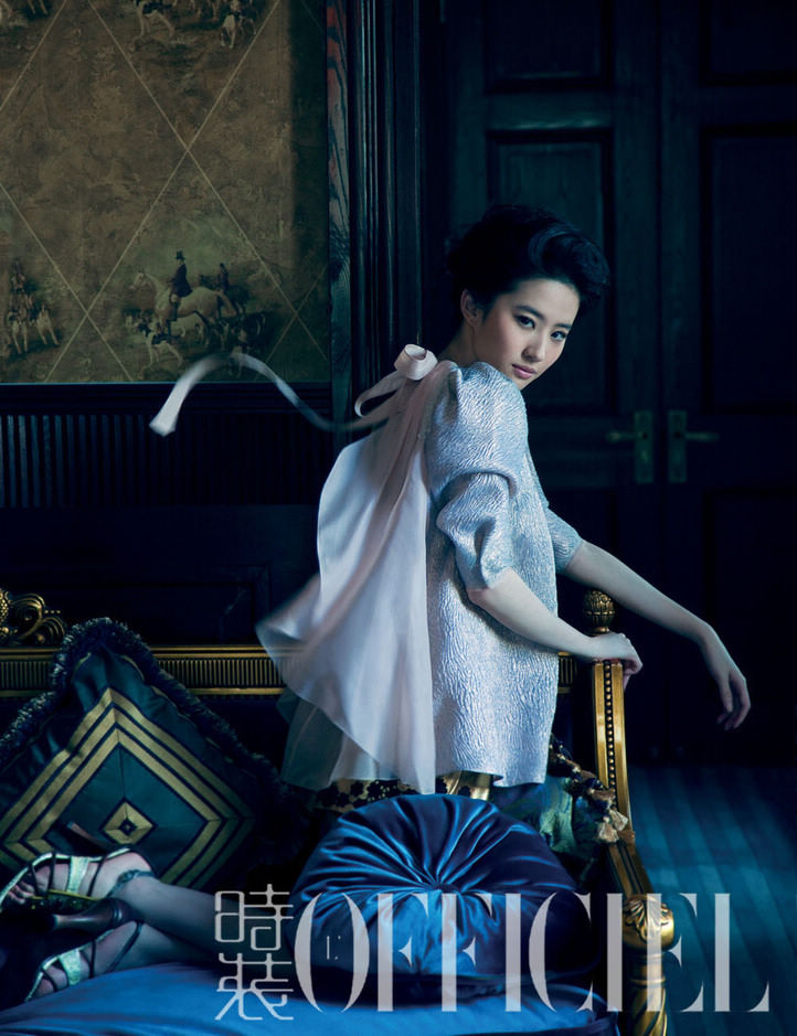 Известная звезда Лю Ифэй в модном журнале