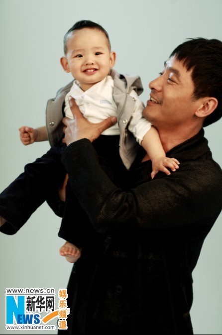 Фото: Го Сяодун играет с сыном1