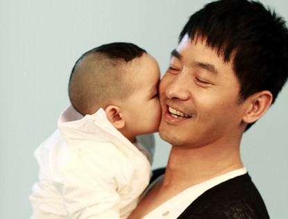 Фото: Го Сяодун играет с сыном