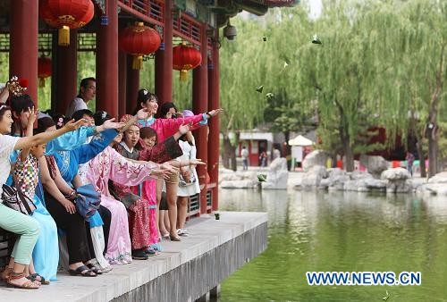 В первый день праздника &apos;Дуаньу&apos; пекинские парки приняли 400 тыс посетителей1