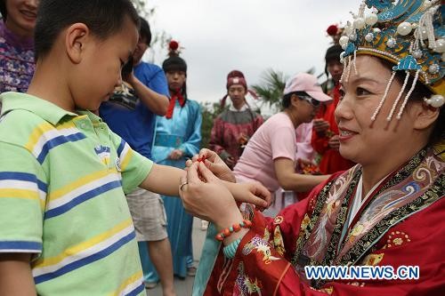 В первый день праздника 'Дуаньу' пекинские парки приняли 400 тыс посетителей3