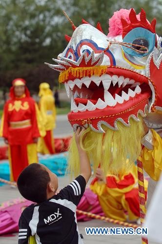 В первый день праздника 'Дуаньу' пекинские парки приняли 400 тыс посетителей5
