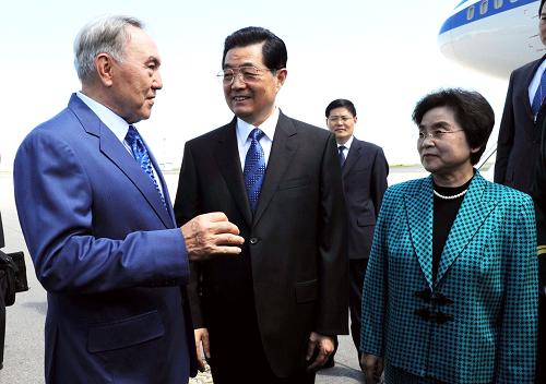 Ху Цзиньтао прибыл в Астану с государственным визитом в Казахстан и для участия на саммите ШОС
