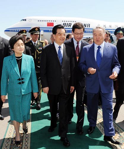 Ху Цзиньтао прибыл в Астану с государственным визитом в Казахстан и для участия на саммите ШОС