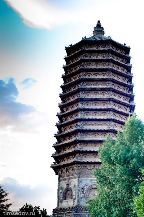 Буддийская пагода «Цышоу» находится на западе Пекина: недалеко от телебашни, в районе Хайдянь. 