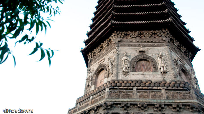  Восьмиугольная пагода имеет высоту 50 метров: 13 этажей с декоративными балконами и шпилем. 