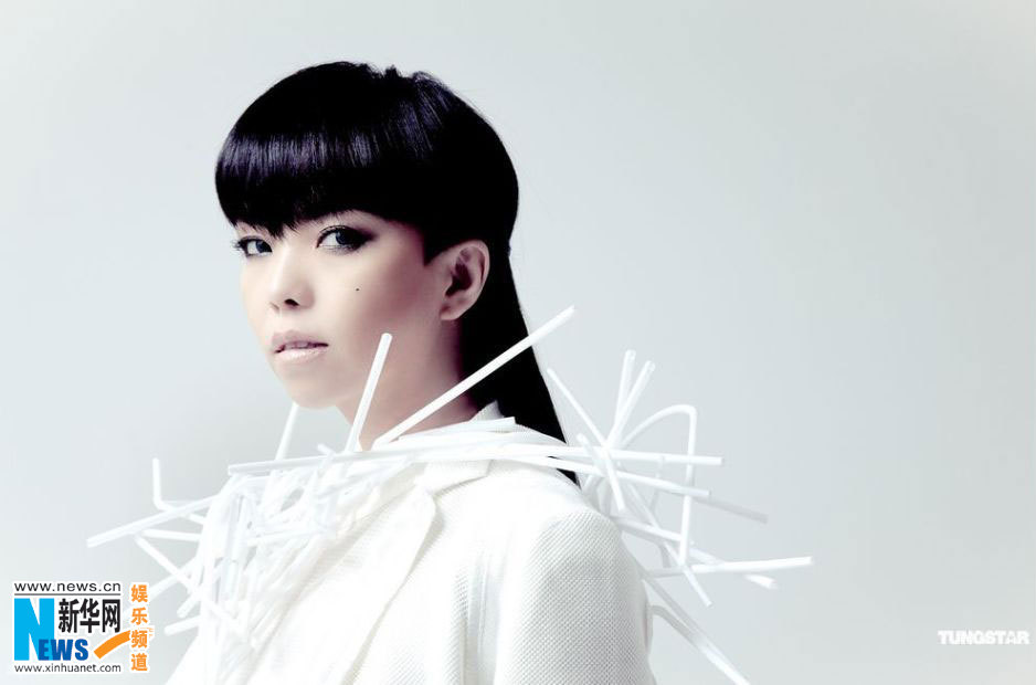 Популярная тайваньская певица A-Мэй в белом 