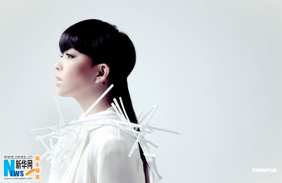 Популярная тайваньская певица A-Мэй в белом 