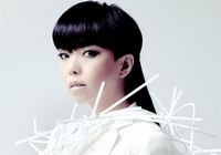 Популярная тайваньская певица A-Мэй в белом