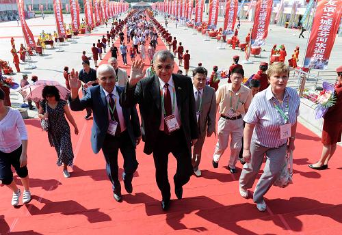 На фото: 15 июня россияне входят в выставочный павильон.