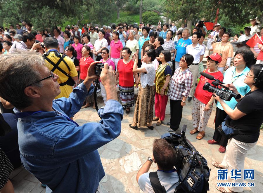Пекинцы поют о революции, привлекая иностранные СМИ