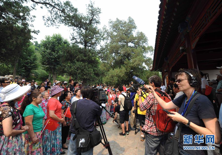 Пекинцы поют о революции, привлекая иностранные СМИ
