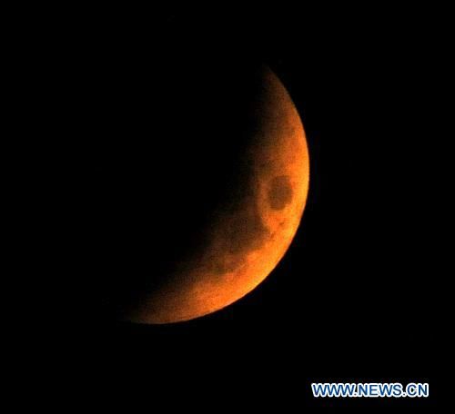 Миллионы людей в мире наблюдали за рекордным лунным затмением