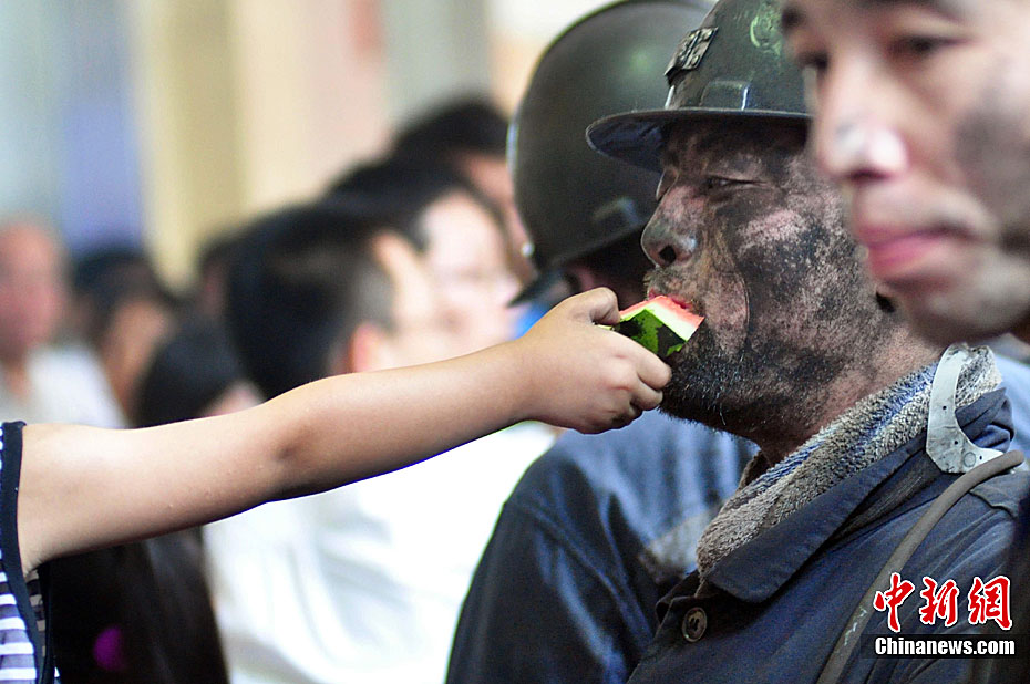 16 июня на входе в шахту, в провинции Шаньси десятки детей шахтеров вручили арбузы, суп из зеленых бобов и другие напитки своим отцам, которые только что вышли из шахты. 