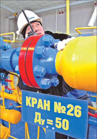 Работник ОАО «Газпром» на газовой компрессорной станции в Волоколамске России. 