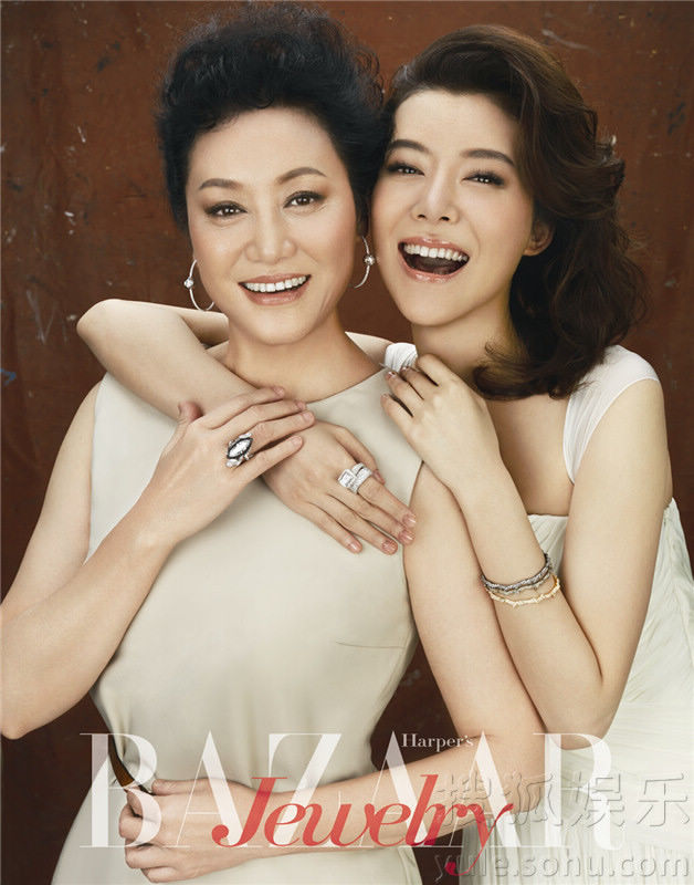 Звезда Чэ Сяо со своей мамой в журнале «BAZAAR»