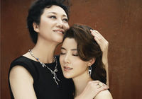 Звезда Чэ Сяо со своей мамой в журнале «BAZAAR»
