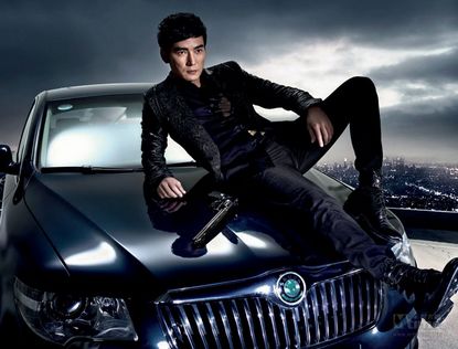 Стильный актер Цзяо Эньцзюнь с машиной