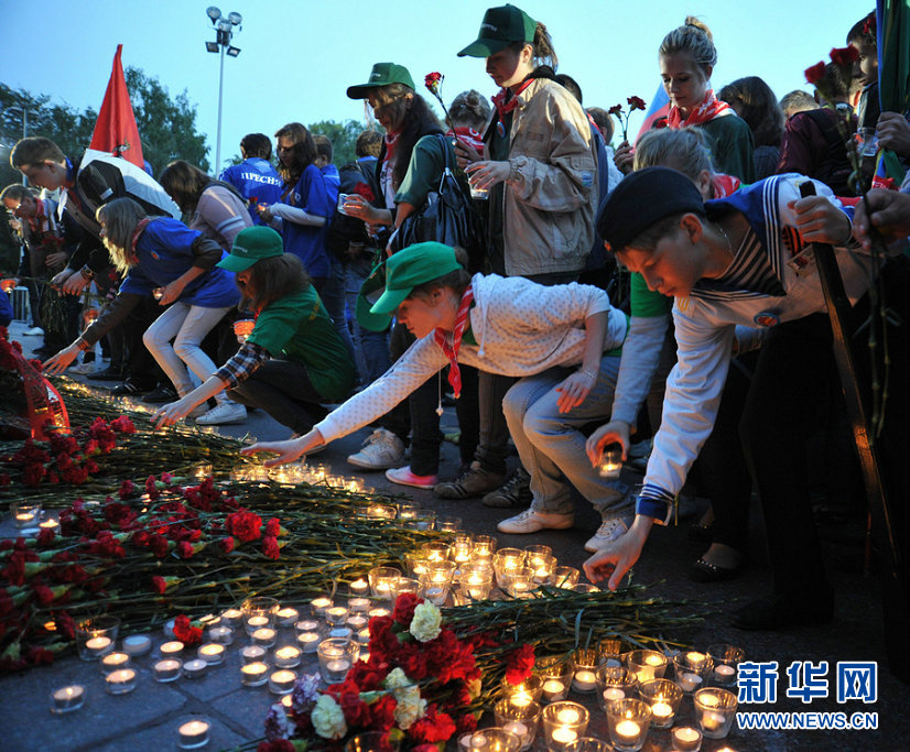 22 июня в Москве люди возложили цветы к Могиле неизвестного солдата у Кремля по случаю 70-летия начала Великой Отечественной войны. 