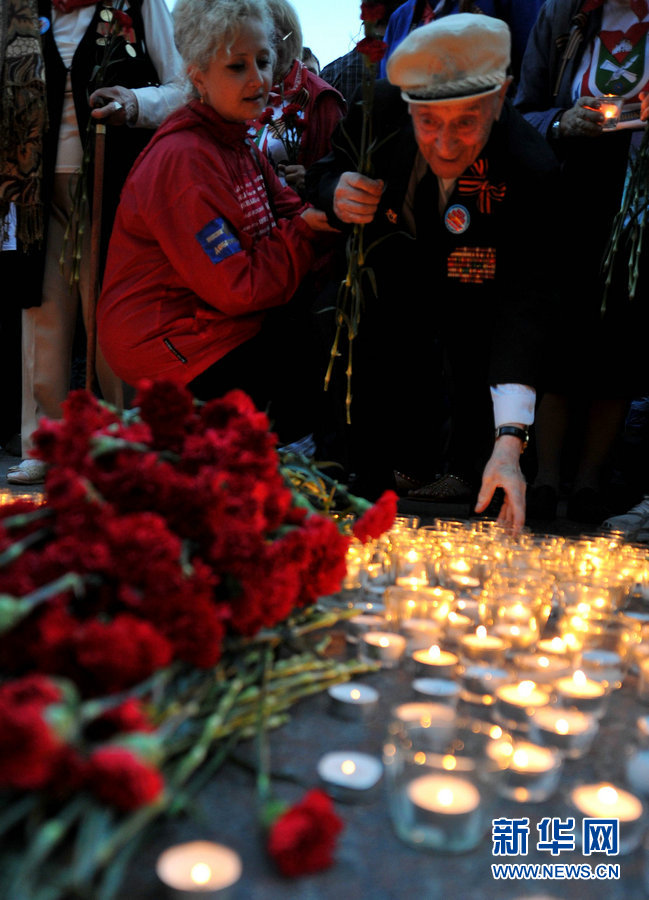 22 июня в Москве люди возложили цветы к Могиле неизвестного солдата у Кремля по случаю 70-летия начала Великой Отечественной войны. 