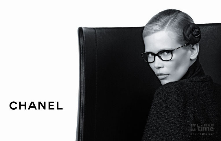 Немецкая супермодель Клаудия Шиффер в съемках рекламы очков от «Chanel» 