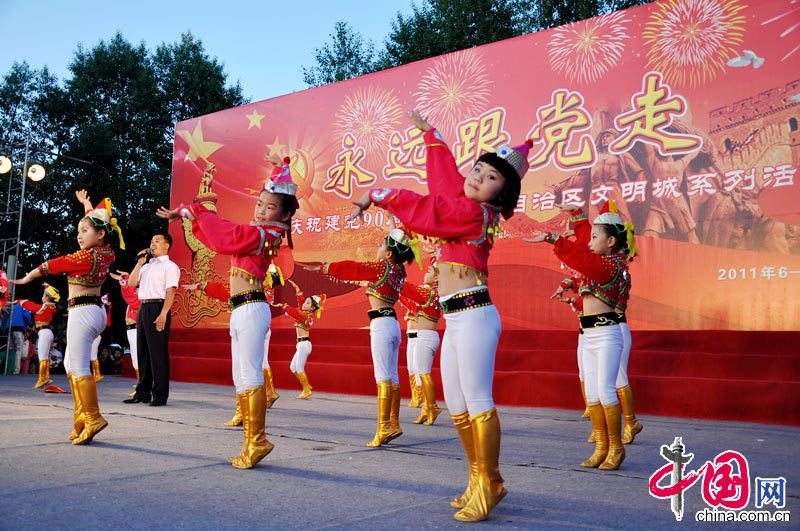 (90-летие КПК) Внутренняя Монголия песнями и танцами отмечает праздник