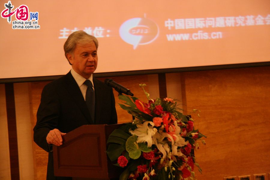 Посол Таджикистана в Китае Рашид Алимов также выступил с речью. 
