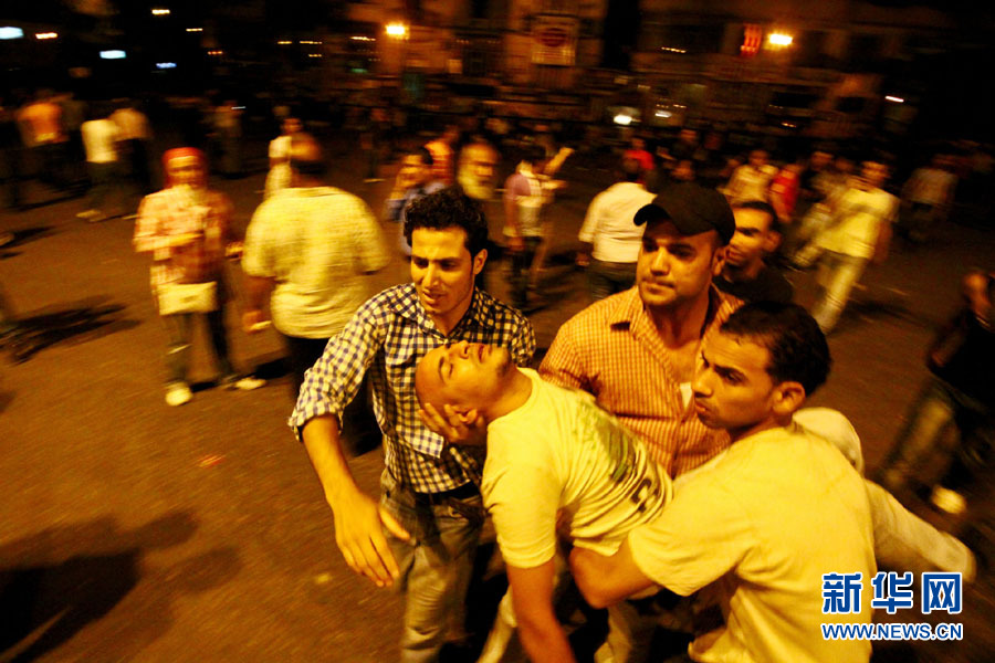 Во вторник вечером большое количество демонстрантов собралось вокруг здания МВД вблизи площади Тахрир. 