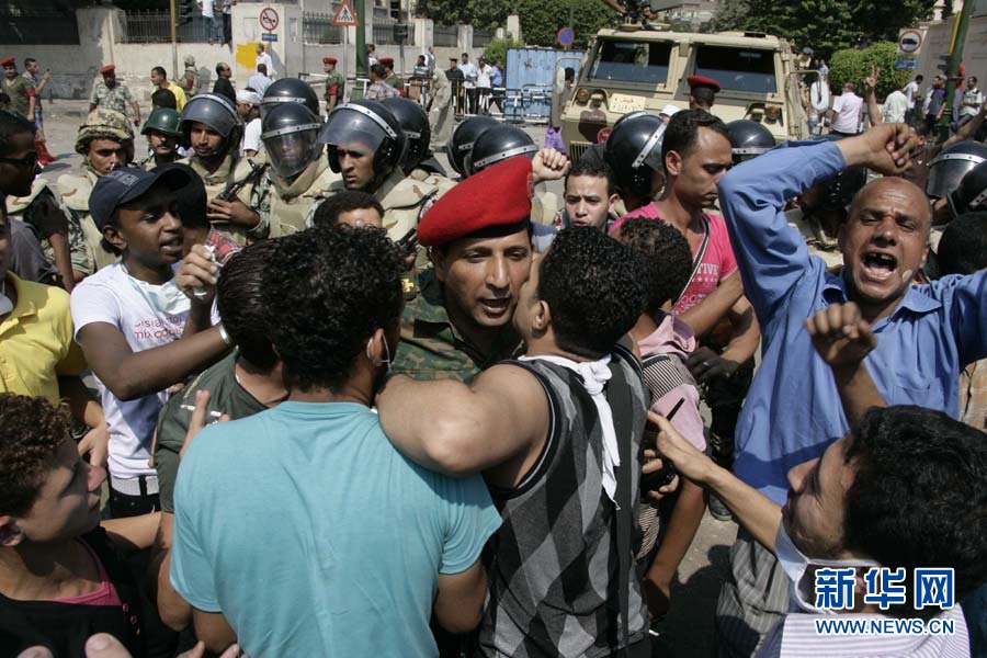В среду утром египетское правительство задействовало большое количество полицейских для оцепления площади, и только тогда ситуация была взята под контроль. 